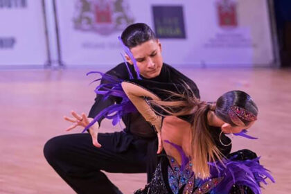 Atrodytų, jog panevėžietis sportinių šokių šokėjas Vakaris Apvinis pralenkė drąsiausias savo svajones. Daugkartinis Lietuvos sportinių šokių čempionas, puikiai pasirodęs ir pasaulio čempionate, neslepia, jog dėl karjeros teko paaukoti išties nemažai. Dabar Vakario tikslas – pasaulio čempiono titulas, o užsispyrimo jaunuoliui tikrai netrūksta.