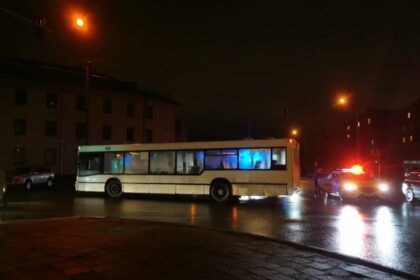 Tamsiais vakarais gatvėse tampa padidinto pavojaus zona pėstiesiems. Panevėžyje per vieną vakarą nutrenkti du per gatvę ėję pėstieji. Vieno jų nepastebėjo maršrutinio autobuso vairuotojas.