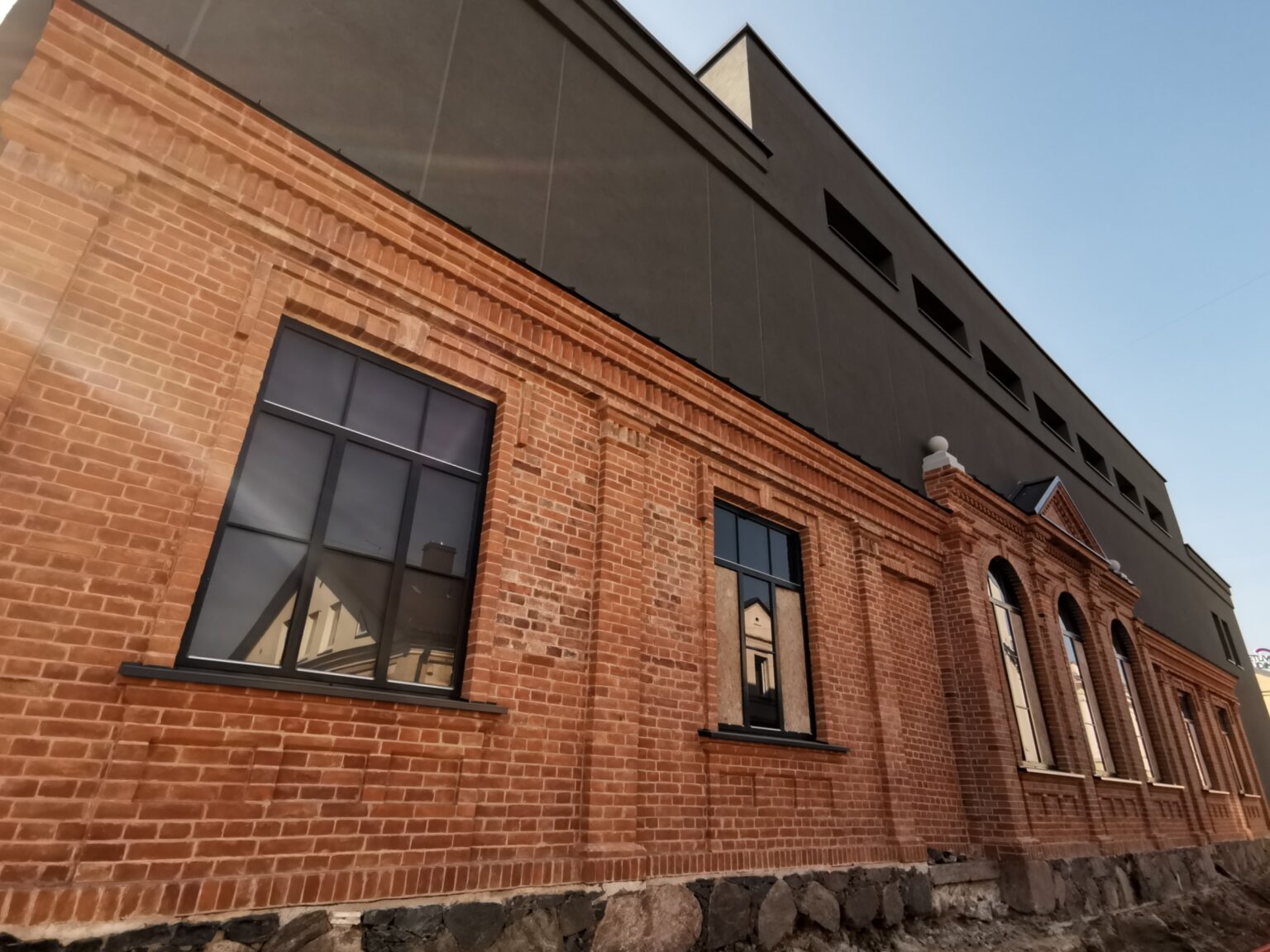 Šie metai bus ypatingi Dailės galerijai. Įstaiga lankytojams pasiūlo vis daugiau edukacijų, projektų, rudenį planuoja atverti ES ir Panevėžio miesto savivaldybės biudžeto lėšomis atnaujinamo pastato erdves, čia realizuoti naujus planus.