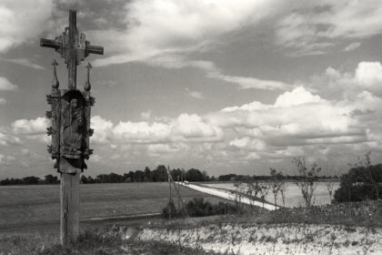 Be senosios sakralinės medžio skulptūros – kryžių, koplytstulpių, dievų ir šventųjų, užsitarnavusių viso pasaulio pripažinimą, Lietuvos tautodailė skambėtų kita – gerokai tylesne gaida.