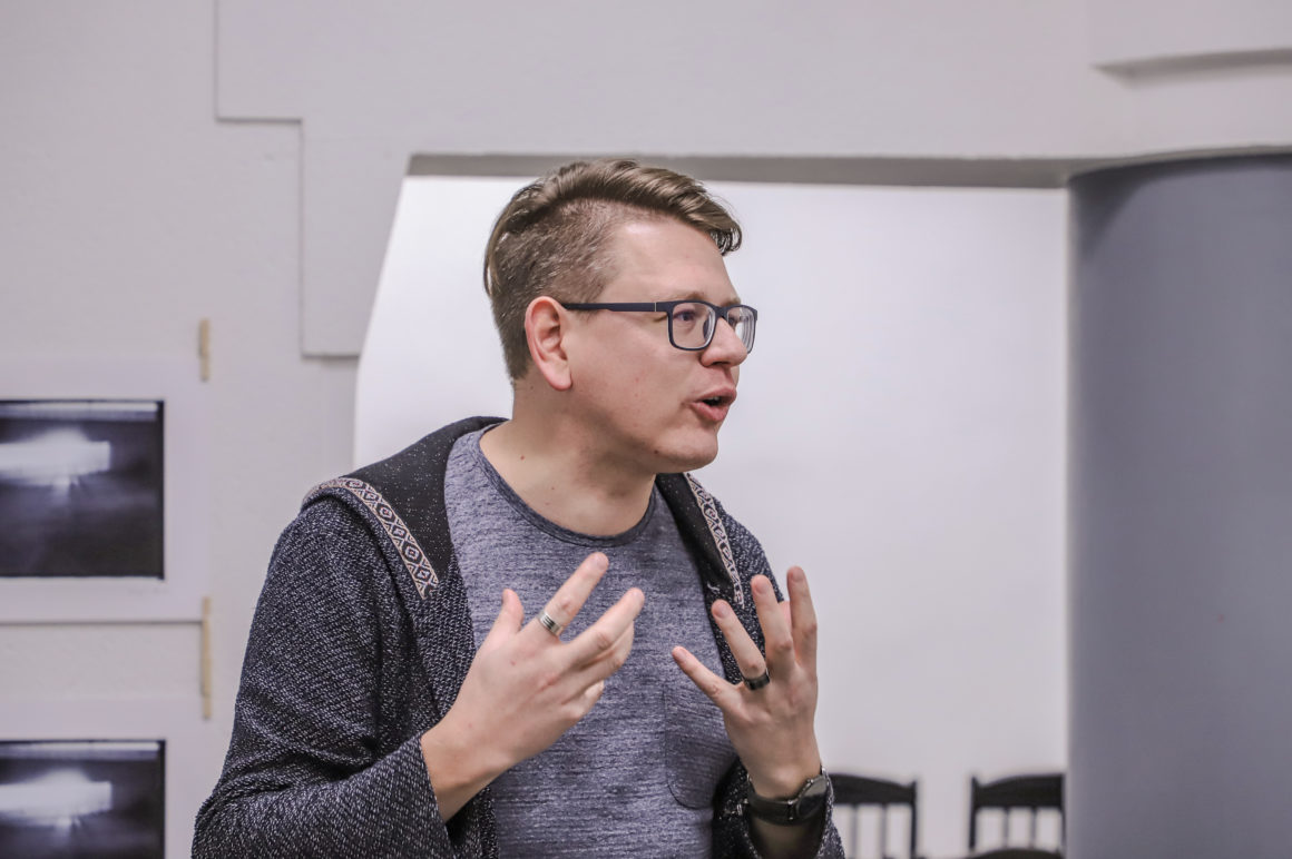 Apie ką pagalvojame išgirdę žodį „Soliaris“? Tikriausiai apie taip pavadintame filme nusifilmavusį Lietuvos teatro ir kino legendą Donatą Banionį, gal apie šio filmo režisierių Andrejų Tarkovskį, o gal žymų lenkų fantastą, romano „Soliaris“ autorių Stanislavą Lemą? Kas mums patiems yra „Soliaris“? Paslaptingoji planeta, gebanti realizuoti neįgyvendinamus norus ir troškimus? Kažkas, ko bijome, ką sužinoti be galo smalsu, ko nesuprantame. Kažkas tarp žmogiškai pažinaus ir nežemiškai protingo.