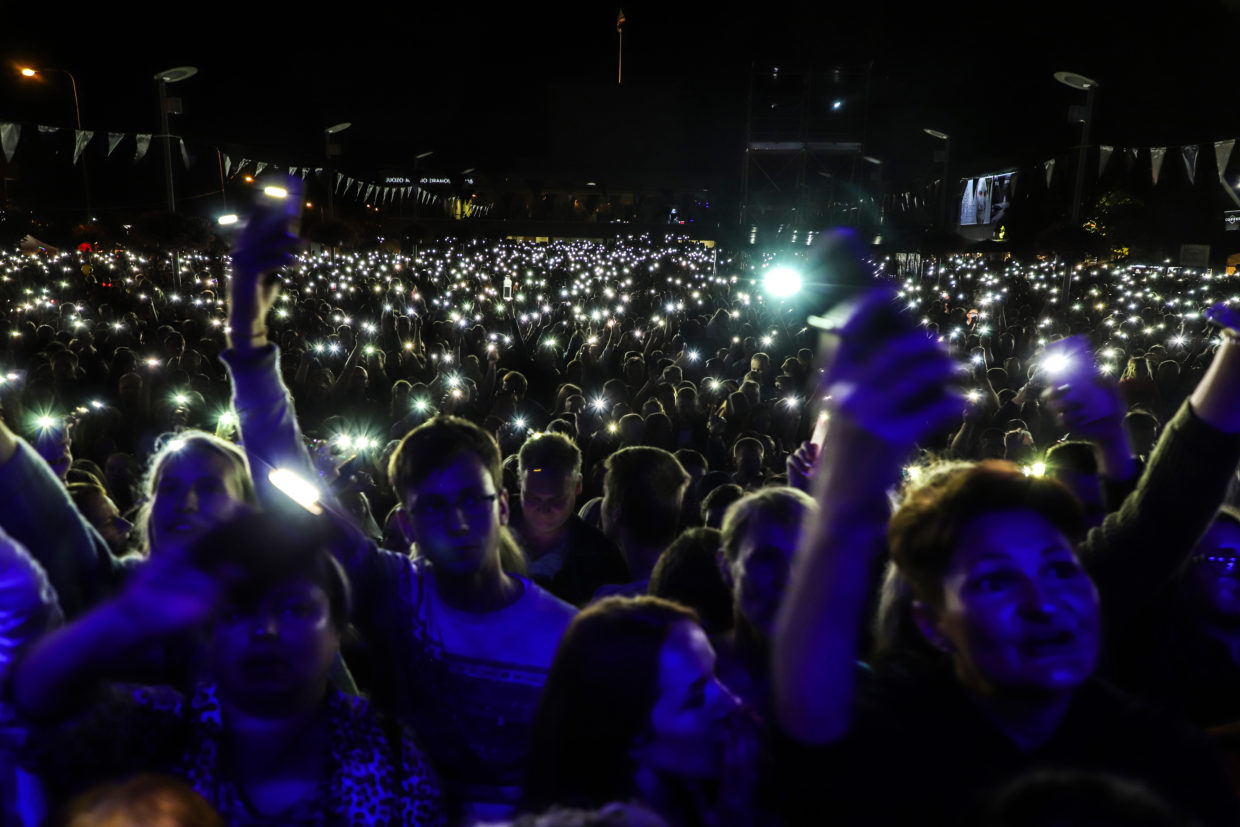Yra trys melo rūšys: melas, bjaurus melas ir statistika – sakė amerikiečių rašytojas Markas Tvenas. Dėl tiesos skaičiuose jau daug metų nesutaria ir Lietuvos statistikos departamentas bei šalies savivaldybės. Pastarosios savo teritorijose suskaičiuoja žymiai daugiau gyventojų, nei skelbia statistikų duomenys. Antai Panevėžio mieste gyvenamąją vietą šių metų sausį deklaravo net 8 tūkst. žmonių daugiau, nei jų nurodo departamentas.