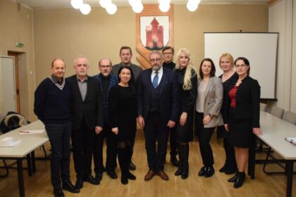 Panevėžiečių antrajame rinkimų ture išrinktiems seniūnaičiams Panevėžio meras Rytis Račkauskas įteikė pažymėjimus.