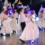 Užburiantys šokių ritmai, gyva muzika, grakščios poros ir jaunatviškas siautulys – jau septynioliktą kartą J. Balčikonio gimnazijos bendruomenė visus sukvietė į tradicinį renginį „Sidabrinė naktis“.