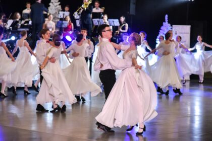 Užburiantys šokių ritmai, gyva muzika, grakščios poros ir jaunatviškas siautulys – jau septynioliktą kartą J. Balčikonio gimnazijos bendruomenė visus sukvietė į tradicinį renginį „Sidabrinė naktis“.