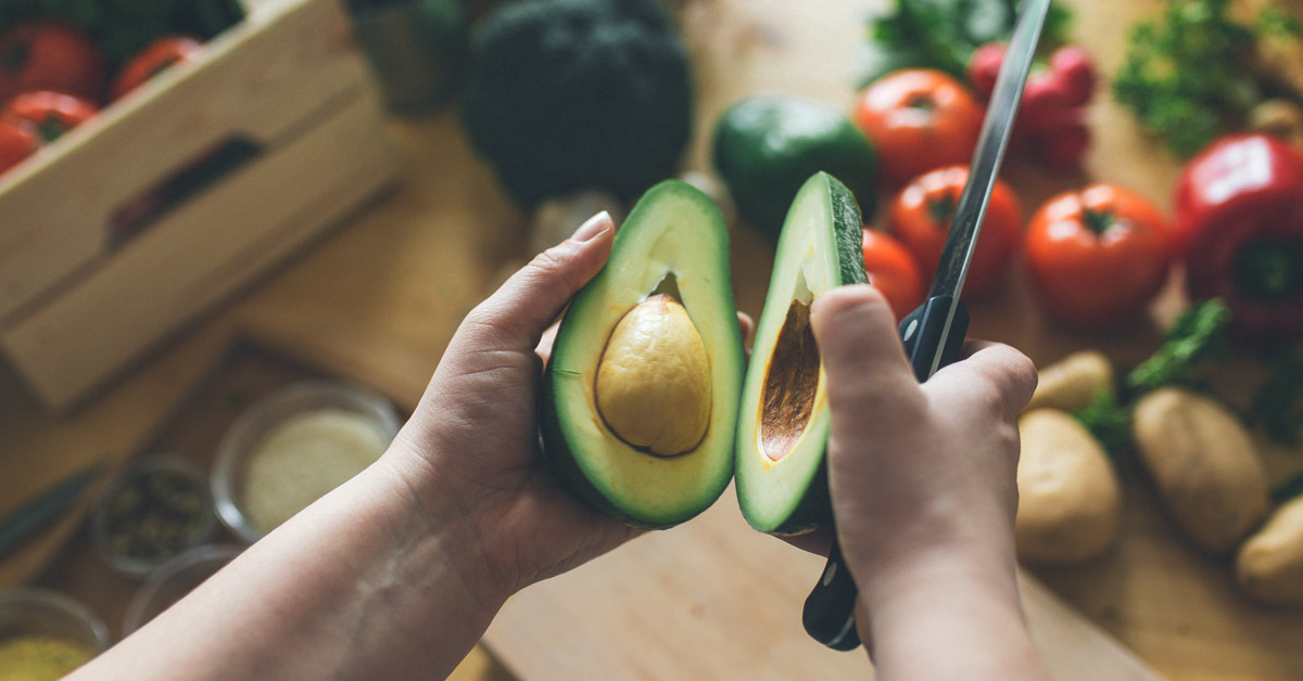 Avokadai yra unikalūs vaisiai, iš kitų išsiskiriantys sveikųjų riebalų kiekiu. Daugybė pasaulinių tyrimų rodo neabejotiną avokadų naudą žmogaus sveikatai. Nors greitas gyvenimo tempas apsunkina galimybę į savo racioną įtraukti maistingų produktų, ekspertai išskiria svarbiausias avokadų savybes, kurios įtikins rinktis šį vaisių net labiausiai neturinčius laiko sveikai maitintis.