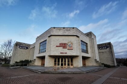 Naujus metus Panevėžio kultūros įstaigų darbuotojai sutinka viltingai – jiems pažadėti jau kitą mėnesį didesni atlyginimai. Ir nors tai bene pirmas kartas, kai kultūrininkų piniginės turėtų realiai papilnėti maždaug šimtu eurų, darbo užmokesčio dydis išlieka savotiška mistika. Vienos didžiausių Panevėžyje kultūros įstaigų vadovė pripažįsta galinti tik pasvajoti apie uždarbį, kokį gauna jos kolegė periferijoje.