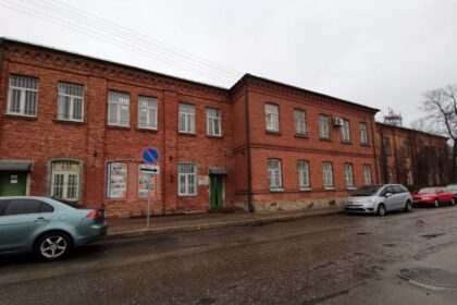 Kaitriai tebeliepsnoja medikų uždegtos simbolinės žvakutės prieš psichologinį smurtą darbo aplinkoje. Šį kartą mobingo audra įsisiūbavo Panevėžio pataisos namuose. Keturios ilgametės, ne kartą skatintos slaugytojos kaltina kalinių gydytoją patyčiomis, terorizavimu.