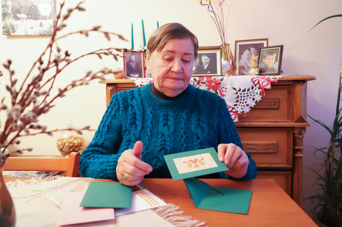 Šiais laikais gauti paštu ranka rašytą sveikinimo atviruką – retenybė. O panevėžietė Regina Marija Dalia Livdans, sausio 1-ąją atšventusi 80-ąją sukaktį, brangiausius žmones sveikina net ne pirktais, o pačios siuvinėtais atvirukais. Auksarankė šypsosi, kad tokios dovanos iš širdies ir kūrybinės gelmės visuomet suteikia daug gerų emocijų ne tik žmogui, kuriam jos skirtos, bet ir pačiai.