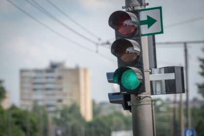 Vyriausybė trečiadienį visam laikui leido grąžinti dešinįjį posūkį automobiliams leidžiančias vadinamąsias žaliąsias rodykles sankryžose.