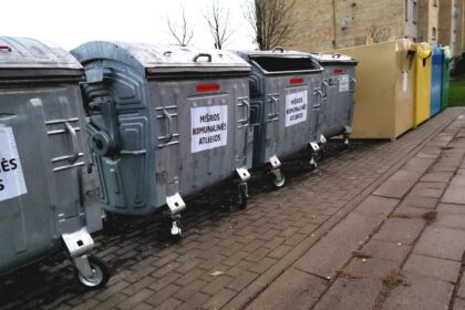 Keistas radinys viename atliekų konteineryje sudomino policiją.