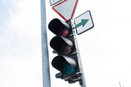 Dešinįjį posūkį leidžiančios „žaliosios rodyklės“ kai kuriose sankryžose bus grąžinamos metams, sako susisiekimo ministras Jaroslavas Narkevičius.