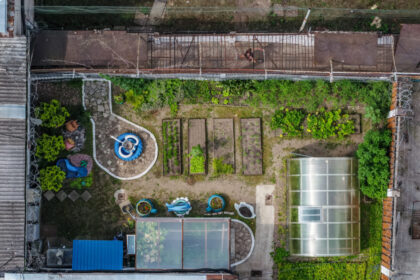 Drąsa ir savitu požiūriu garsėjantis fotografas panevėžietis Andrius Repšys šį kartą ėmėsi, ko gero, net ir pasaulyje dar nebandytos kūrybinės misijos. Drono fotografiją pamėgęs menininkas pastaruosius metus iš aukštai stebėjo pašaliniams uždarą kalėjimų gyvenimą.