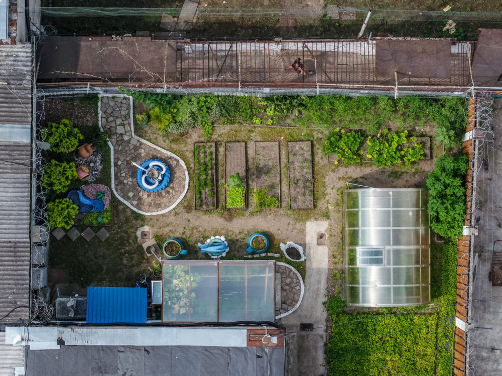 Drąsa ir savitu požiūriu garsėjantis fotografas panevėžietis Andrius Repšys šį kartą ėmėsi, ko gero, net ir pasaulyje dar nebandytos kūrybinės misijos. Drono fotografiją pamėgęs menininkas pastaruosius metus iš aukštai stebėjo pašaliniams uždarą kalėjimų gyvenimą.