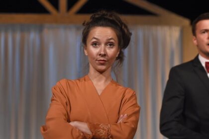 Panevėžiečiai aktoriai Dovilė ir Martynas Klementjevai kartu ir scenoje, ir gyvenime. Per dešimt gyvenimo kartu metų jau išmoko grįžę namo nebetęsti teatrinių diskusijų. Visgi nusileidus scenos uždangai sutuoktiniams visiškai atsiriboti nuo teatro nepavyksta, o spektaklių monologai pusbalsiu skamba net ir vaikštinėjant parke su sūneliais.