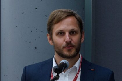 Trys broliai – viena velniškos sėkmės istorija. Iš Panevėžio kilę broliai Augustinas, Kristijonas ir Dominykas Vizbarai ne tik sau, bet ir kitiems įrodė, jog tikslūs lyg šachmatuose ėjimai, mokslai ir žinių troškimas gali atnešti neišmatuojamą naudą. Šiandien jie visi trys dirba pačių įkurtoje, analogų Lietuvoje neturinčioje, užtikrintai pirmyn žengiančioje aukštųjų technologijų įmonėje ir sako, jog norint kažką pasiekti – svarbu atrasti sritį, kuri skatina smalsumą.