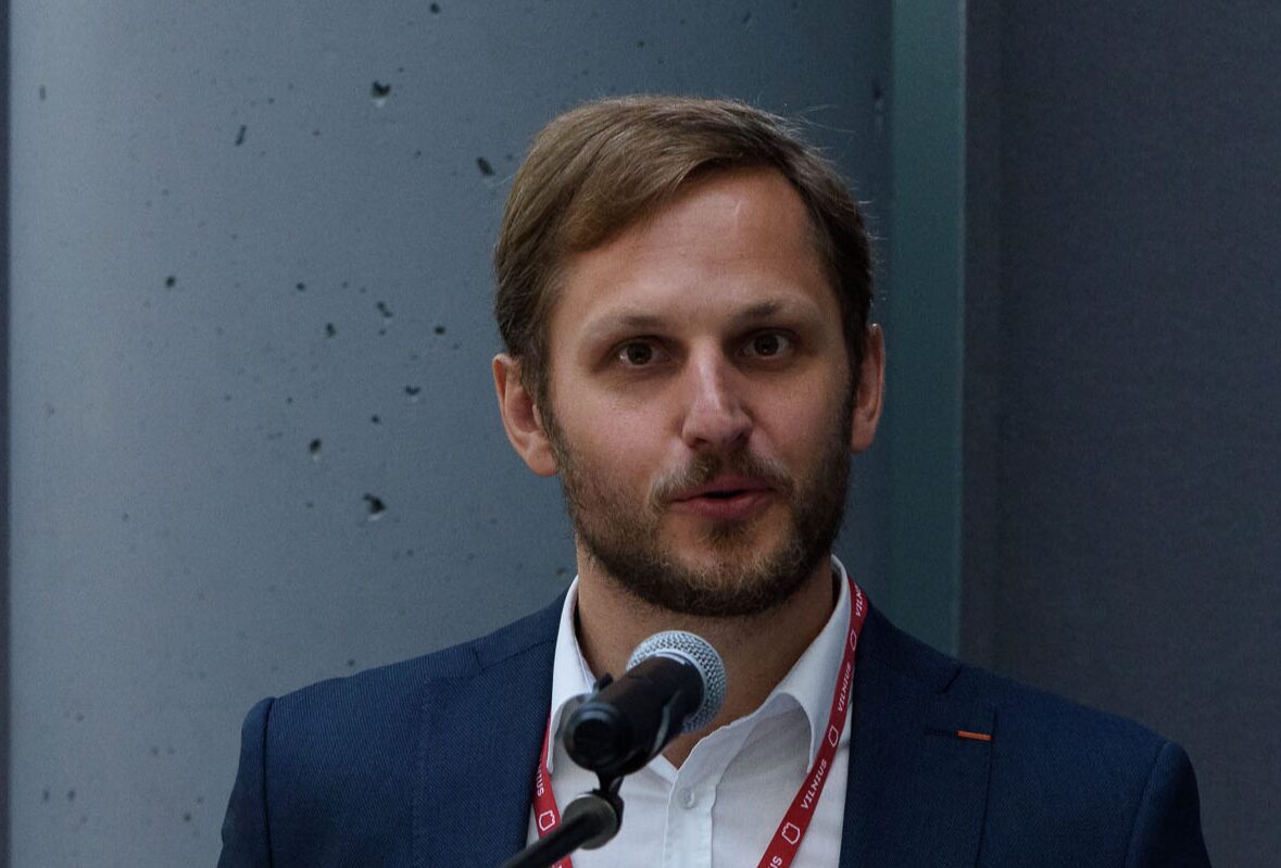 Trys broliai – viena velniškos sėkmės istorija. Iš Panevėžio kilę broliai Augustinas, Kristijonas ir Dominykas Vizbarai ne tik sau, bet ir kitiems įrodė, jog tikslūs lyg šachmatuose ėjimai, mokslai ir žinių troškimas gali atnešti neišmatuojamą naudą. Šiandien jie visi trys dirba pačių įkurtoje, analogų Lietuvoje neturinčioje, užtikrintai pirmyn žengiančioje aukštųjų technologijų įmonėje ir sako, jog norint kažką pasiekti – svarbu atrasti sritį, kuri skatina smalsumą.