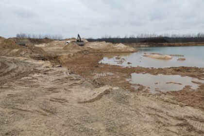 Bernatonių žmonės ir šalia esančios „Šilo“ bendrijos sodininkai pastaraisiais metais jaučiasi tarsi gyventų kopose. Smėlyje ir dulkėse juos skandina bei ką tik asfaltuotus kelius gadina iš netoli veikiančių karjerų važiuojantys perkrauti nedengti sunkvežimiai. Negana to, kaimynystėje jau suplanuota dar viena nemaža smėlio kasykla.