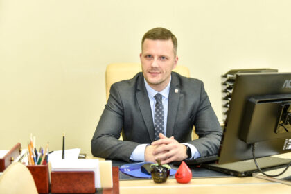 Šiandien Panevėžio miesto savivaldybės taryba nusprendė pavesti laikinai eiti mero pareigas mero pavaduotojui Deividui Labanavičiui.