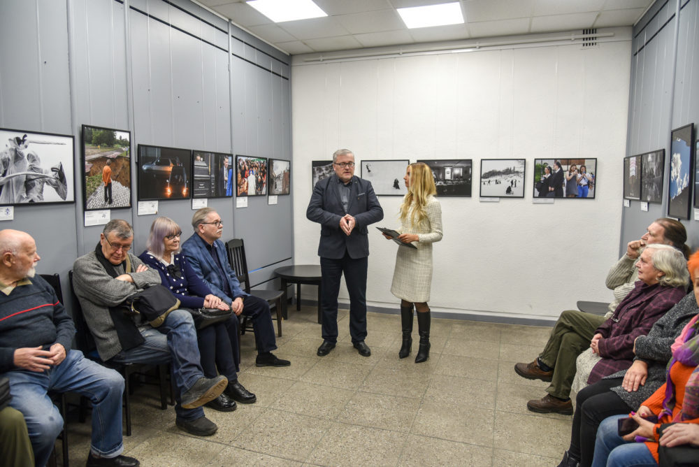 Kas atsitiktų, jei vieną dieną atsivertę laikraštį jame aptiktumėte tik tekstą? Jokių nuotraukų! Straipsniai, iliustruoti fotografijomis, jau yra tiek įprastas, savaime suprantamas reiškinys, kad kartais tiesiog nebepastebimas. O visgi ką slepia tas kasdienio gyvenimo ar išskirtinių įvykių vizualumas, kuris pasiekia skaitytoją per žiniasklaidos priemones?