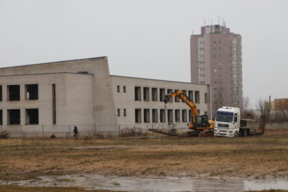 Amžiaus statybomis vadinta taip ir nepastatyta Pilėnų mokykla Panevėžyje, V. Alanto gatvėje, skaičiuoja paskutines dienas. Čia jau zuja galinga technika, kuri 7 tūkst. kv. m pastatą turėtų sulyginti su žeme.