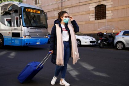 Šiaurės Italijos veidas vos per porą pastarųjų dienų pasikeitė neatpažįstamai. Jau trejus metus Šiaurės Vakarų Italijoje, Ligūrijos regione, Genujos mieste, gyvenanti panevėžietė Diana Zampardo sako situaciją dėl koronaviruso plitimo šalyje vertinanti gana racionaliai, tačiau neįmanoma likti ramiai, kai neaiškus nei pavojingo viruso plitimo greitis, nei kryptis.