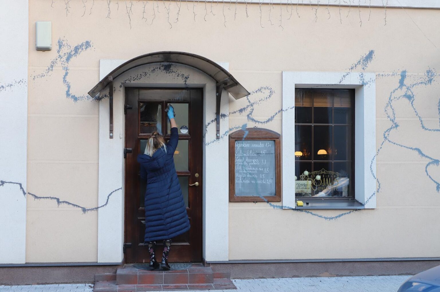 Į atnaujinamą Respublikos gatvę Panevėžyje nusitaikė vandalai. Policija vieną po kito registruoja joje įsikūrusių smulkiųjų verslininkų skundus dėl apgadintų pastatų sienų. Ketvirtadienio rytą šoką patyrė viena šalia kitos veikiančių dviejų kavinių, batų taisyklos ir krautuvėlės darbuotojai, kai atėję į darbą išvydo dažais išpurkštus langus, duris ir sienas.