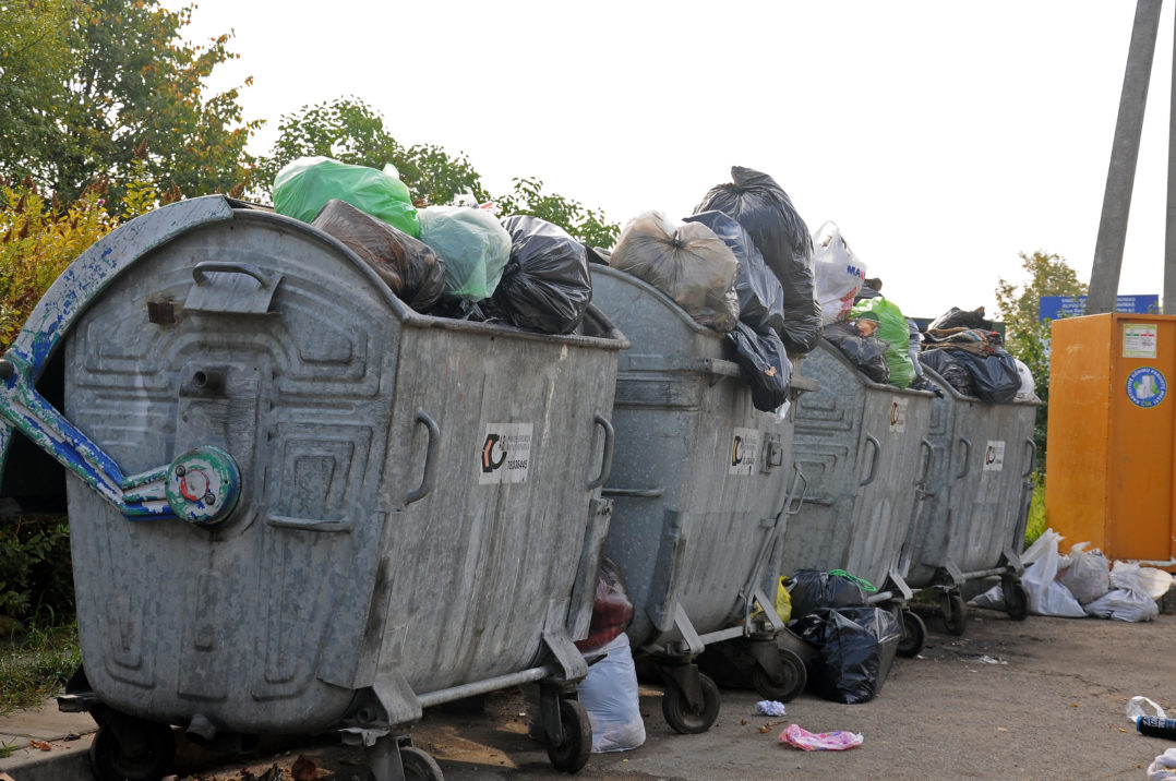 Panevėžio valdžia neturės mokėti daugiau nei 34 tūkst. eurų baudos už nenutrauktą komunalinių atliekų tvarkymo sutartį su bendrove „Panevėžio specialus autotransportas“, nutarė teismas.