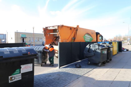 Panevėžyje privačiam verslui ir Savivaldybei susikibus dėl aukso vertę įgijusių komunalinių atliekų tvarkymo, nokdauno sulaukė Konkurencijos taryba. Šios bandymas priversti Aukštaitijos sostinės valdžią atsisakyti savo įmonės „Panevėžio specialus autotransportas“ paslaugų žlugo teisme.