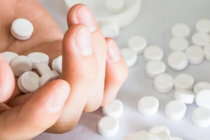 Šaltuoju metų laiku dažniau sergama ir vartojama daugiau vaistų, padaugėja situacijų, kai netyčia apsinuodijama nereceptiniais vaistais, ypač paracetamoliu, kuris įeina į daugumos cheminių vaistų nuo peršalimo sudėtį. Kaip atpažinti apsinuodijimo simptomus ir padėti nukentėjusiajam?