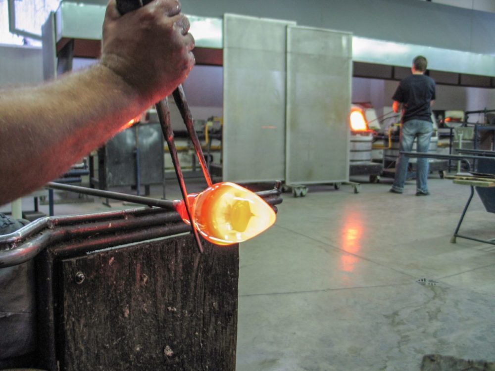 Koronaviruso pasekmės pasivijo ir Panevėžio meninio stiklo gamintojus. Įmonės „Glasremis“ pradėtos derybos su potencialiu partneriu iš Kinijos nutrūko. I. Stulgaitės – Kriukienės nuotr.