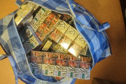 Greitkelyje Vilnius – Panevėžys sustabdytame panevėžiečio automobilyje VSAT pareigūnai aptiko 2,5 tūkst. pakelių kontrabandinių cigarečių. Dar pusę tūkstančio pakelių sulaikytasis slėpė tėvo automobilyje.