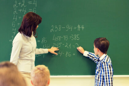 Dviejose iš dešimties mokyklų trūksta privalomų dalykų mokytojų, o per ateinančius kelerius metus šis poreikis gali augti penkis kartus, pirmadienį skelbia Vytauto Didžiojo universitetas (VDU).