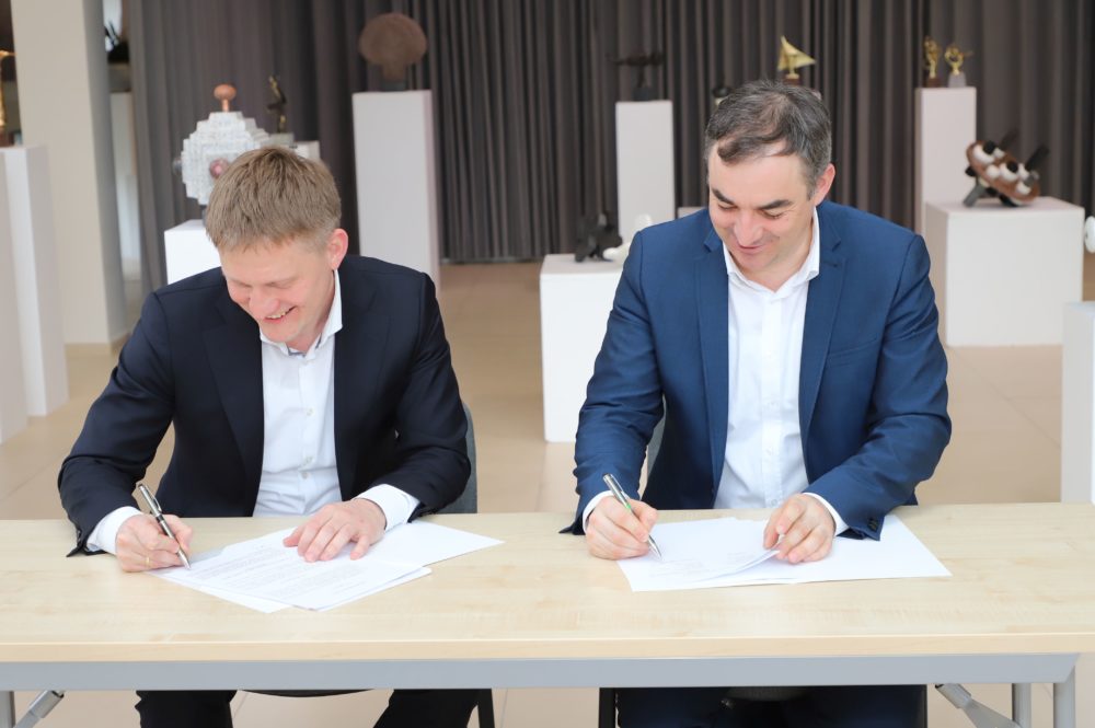 Privačios įmonės vadovas Audrius Masionis (kairėje) ir Panevėžio savivaldybės administracijos direktorius Tomas Jukna pasirašė paramos sutartį dėl naujos autobusų stoties techninio projekto parengimo ir statybų priežiūros už verslininkų lėšas. I. Stulgaitės – Kriukienės nuotr.