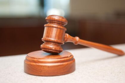 Šiaulių apygardos teismas antradienį dėl mirties nutraukė bylą Mariaus Vaupšo, teisto su Panevėžio meru Ryčiu Račkausku, atžvilgiu.