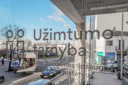 Socialinės apsaugos ir darbo viceministrė Eglė Radišauskienė sako, kad nedarbas šią savaitę kiek sumažėjo, o atleidžiamų darbuotojų nebedaugėja – jų skaičius siekia maždaug 2,7 tūkst. per savaitę.