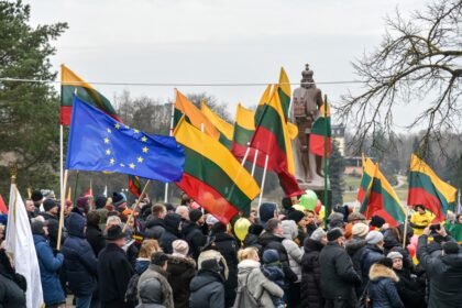 Geltona, žalia, raudona spalvomis sekmadienio popietę pražydo Senvagės prieigos – į Vasario 16-osios minėjimą prie Aleksandro paminklo, nešini vėliavomis, balionais ir pasipuošę tautine simbolika rinkosi panevėžiečiai ir miesto svečiai.