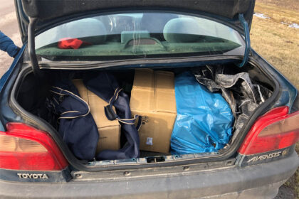 Prieš tris savaites su kontrabandinėmis cigaretėmis sulaikytas panevėžietis išvadų nepadarė – antradienį greitkelyje Vilnius – Panevėžys jis vėl įkliuvo pasieniečiams su nelegaliais baltarusiškais rūkalais.