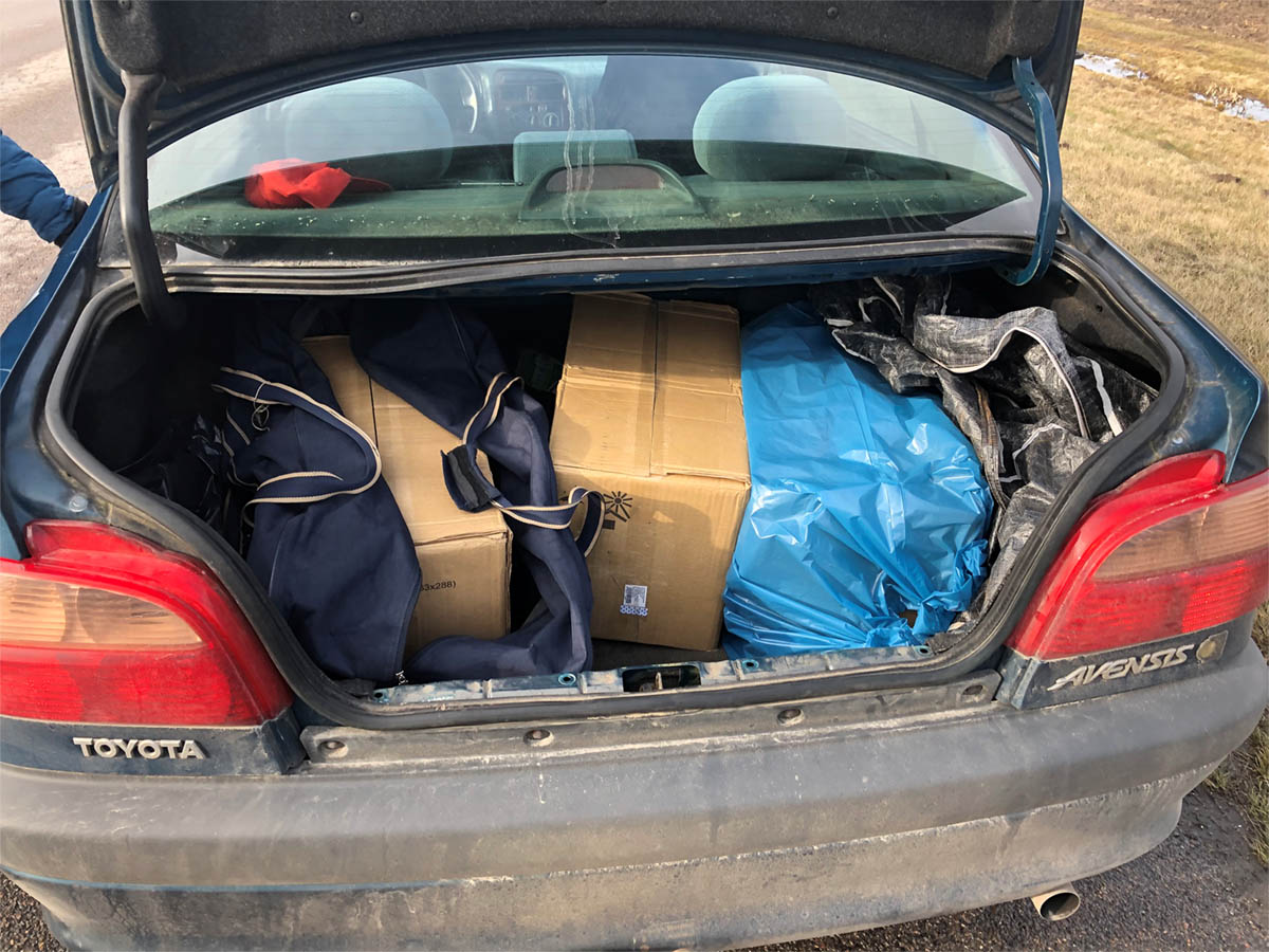 Prieš tris savaites su kontrabandinėmis cigaretėmis sulaikytas panevėžietis išvadų nepadarė – antradienį greitkelyje Vilnius – Panevėžys jis vėl įkliuvo pasieniečiams su nelegaliais baltarusiškais rūkalais.