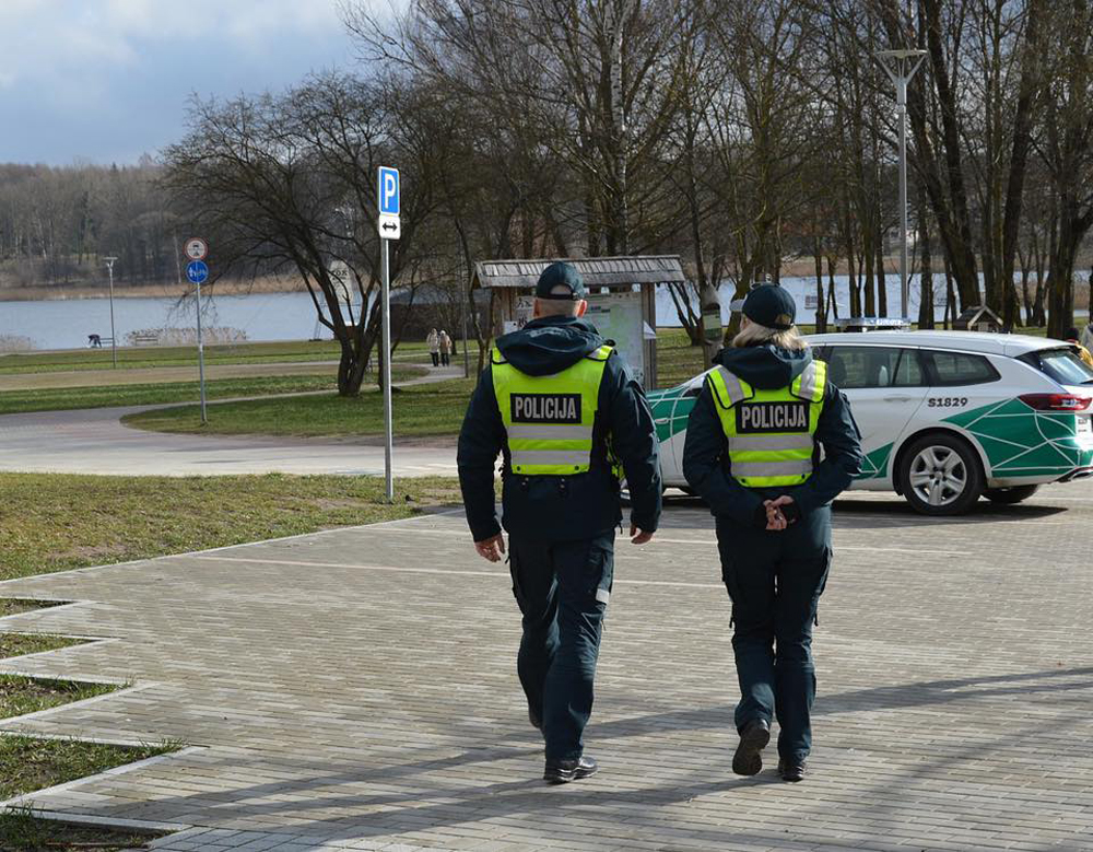 Policija teigia, kad savaitgalį daugumoje viešų vietų žmonių srautai buvo mažesni nei įprastai, tačiau pasitaikė atvejų, kai pareigūnai turėjo įspėti besibūriuojančius asmenis laikytis karantino sąlygų.