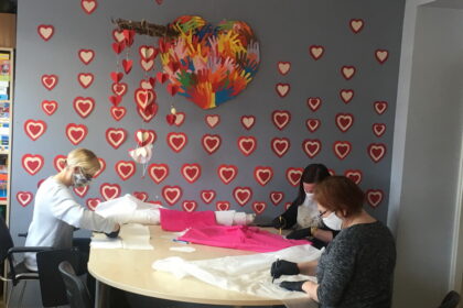 Visuotinis medicininių kaukių trūkumas pažadino lietuvių išradingumą ir įgūdžius. Vieni daugkartinės apsaugos priemones siuva parduoti ir prašo nemenkų pinigų. Kiti tokiu būdu parūpina karantino suvaržytiems darbuotojams veiklos.