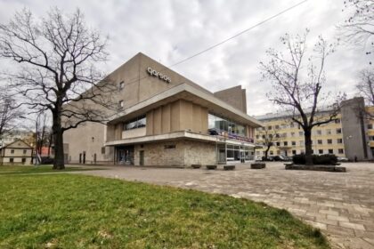 Panevėžio valdžia sulaukė žinios iš teismo, gavusio statybų prievaizdų prašymą panaikinti Savivaldybės išduotą statybos leidimą „Garso“ kino centro pastatą rekonstruoti į menų centrą.