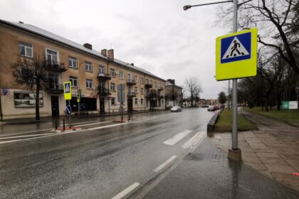 Per pirmus du šių metų mėnesius Panevėžio pėsčiųjų perėjose žmonių sužeista tiek, kiek pernai per visą pusmetį. Policija tikina, kad mieste vairuotojai važinėja neatidžiai, per greitai, o tamsi žiema viską tik dar labiau pablogino. O Savivaldybė konstatuoja, kad tik penktadalis pėsčiųjų perėjų atitinka joms keliamus reikalavimus.