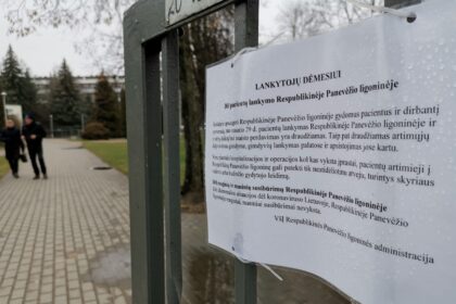 Trečiadienio rytą paskelbti naujausi duomenys dėl koronaviruso tyrimų Lietuvoje – naujų ligos atvejų nepatvirtinta. Vis dėlto moteris, kuriai penktadienio naktį nustatytas koronavirusas, tebegydoma Šiaulių ligoninėje, o Lietuvoje išlieka prieš savaitę paskelbta ekstremali padėtis. Šalies ligoninėse toliau griežtai draudžiamas pacientų lankymas.