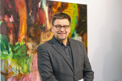 Žinomas Panevėžio tapytojas Ramūnas Grikevičius prieš kelerius metus sukėlė tikrą diskusijų verpetą per miestą perjojęs siurrealistiniais drambliais. Šiandien menininkas nori tiesiog pramiegoti per platų tapusį skubantį ir grėsmingą pasaulį. O ką jame spėja „susapnuoti“, kaip pats juokauja, tarsi tarakonus į šviesą traukia paveikslus į naujausią savo parodą „Ištraukos“.