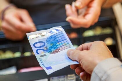 Dėl koronaviruso grėsmės Sveikatos apsaugos ministerija (SAM) rekomenduoja vengti atsiskaityti grynaisiais pinigais ir siūlo rinktis elektronines priemones – banko korteles, elektroninę bankininkystę.