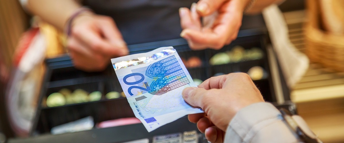 Dėl koronaviruso grėsmės Sveikatos apsaugos ministerija (SAM) rekomenduoja vengti atsiskaityti grynaisiais pinigais ir siūlo rinktis elektronines priemones – banko korteles, elektroninę bankininkystę.