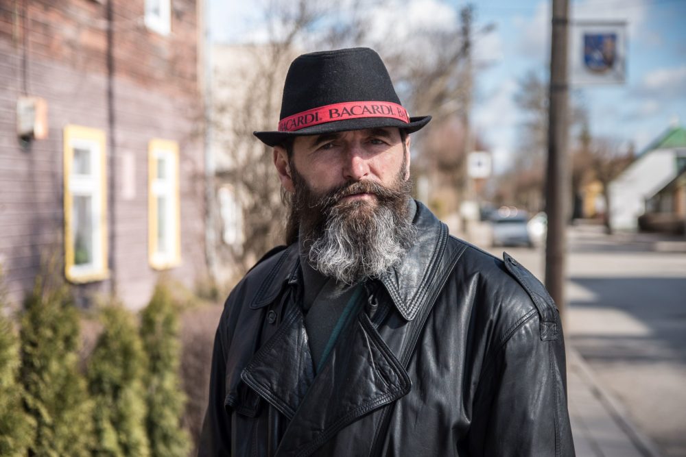 Meistras juokiasi, kad kaip toje pasakoje tėtė Karlas iš pliauskos išdrožė žmogeliuką – Buratiną, taip ir jis atlieka įvairius bandymus – gal ims ir atgis kokia figūrėlė. V. Vareikos asmeninio archyvo nuotr.