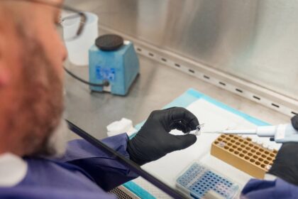 Naujasis koronavirusas SARS-CoV-2 ore gali išlikti gyvybingas iki kelių valandų, o ant kai kurių paviršių – iki trijų parų, rašo žurnalas „New England Journal of Medicine“, remdamasis amerikiečių mokslininkų atliktų tyrimų duomenimis.