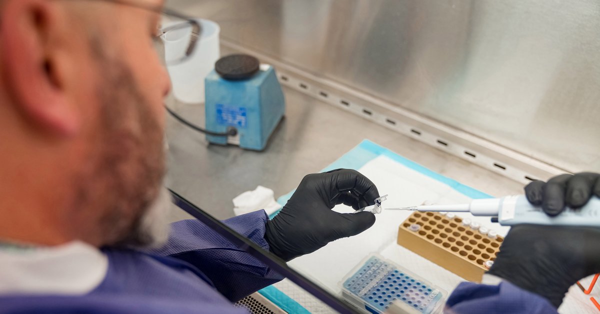 Naujasis koronavirusas SARS-CoV-2 ore gali išlikti gyvybingas iki kelių valandų, o ant kai kurių paviršių – iki trijų parų, rašo žurnalas „New England Journal of Medicine“, remdamasis amerikiečių mokslininkų atliktų tyrimų duomenimis.